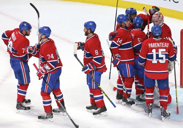 Хоккеисты Монреаля радуются победе. Слева - Андрей Марков.