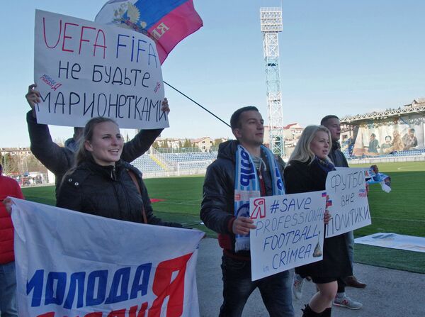 Болельщики крымского футбольного клуба СКЧФ на акции против санкции УЕФА