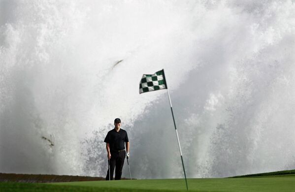 Волна позади гольфиста Тодда Линехана на турнире Пеббл Бич Гольф