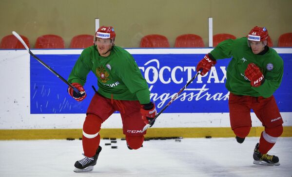 Хоккеисты сборной России Егор Аверин (слева) и Егор Яковлев