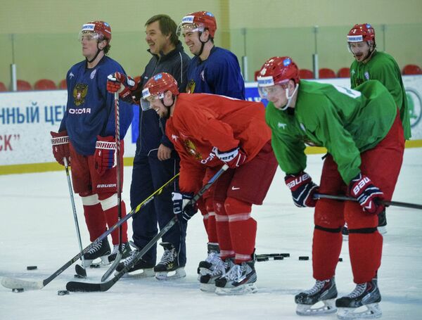 Главный тренер сборной России Олег Знарок (второй слева) и хоккеисты национальной команды