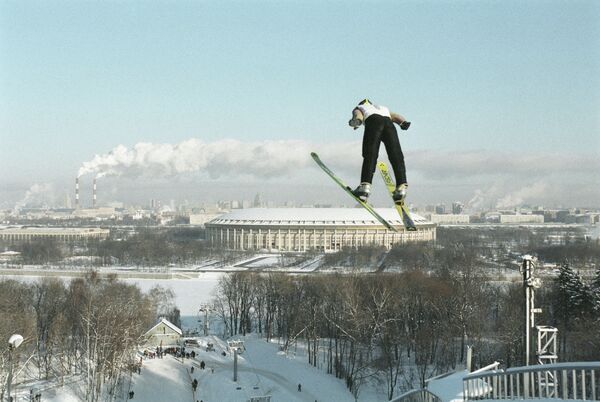 Лыжник прыгает с трамплина на Воробьевых горах