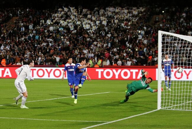 Полузащитник Реала Гарет Бейл (слева) забивает гол в ворота Крус Асуль