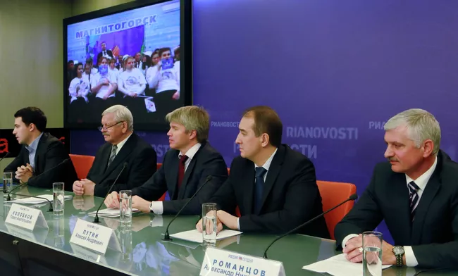 Президент Сурдлимпийского комитета России Александр Романцов, заместитель губернатора Ханты-Мансийского автономного округа – Югры Алексей Путин, заместитель министра спорта России Павел Колобков, президент Международного комитета спорта глухих Валерий Рухледев (справа налево)ященная зимним Сурдлимпийским играм 2015