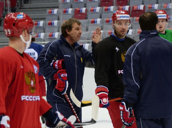 Олег Знарок (второй слева) и Илья Ковальчук (третий слева)
