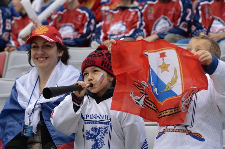 Болельщики перед началом матча второго этапа Еврохоккейтура 2014/15 Кубок Первого канала между сборными командами России и Финляндии