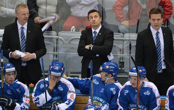 Главный тренер сборной Финляндии Кари Ялонен (слева)