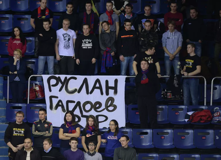 Болельщики во время минуты молчания в память о баскетболисте молодежного клуба московского ЦСКА Руслане Гаглоеве, скончавшегося 15 декабря на тренировке команды Болельщики во время минуты молчания в память о баскетболисте молодежного клуба московского ЦСКА Руслане Гаглоеве, скончавшегося 15 декабря на тренировке команды