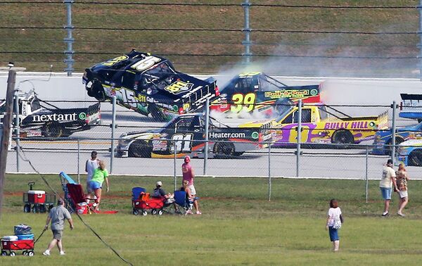 Столкновение автогонщиков Мэйсона Мингуса (15) и Райана Сига (39) во время этапа NASCAR Truck series в Талладеге
