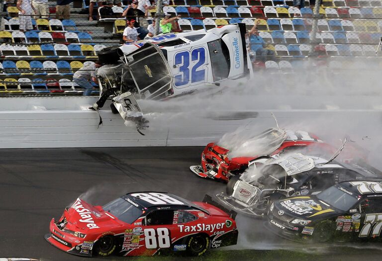 Автомобиль пилота Кайла Ларсона вылетает с трассы во время этапа серии NASCAR Nationwide Series на трассе в Дайтоне Бич