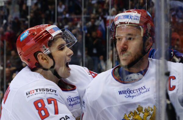 Нападающие сборной России Вадим Шипачев (слева) и Илья Ковальчук радуются заброшенной шайбе