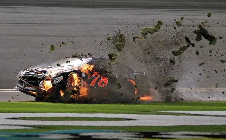 Горящий автомобиль пилота Мартина Труэ-младшего во время этапа серии NASCAR Sprint Cup series qualifying на трассе в Дайтоне Бич