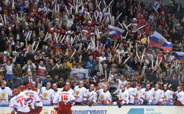 Хоккеисты сборной России и их болельщики радуются заброшенной шайбе