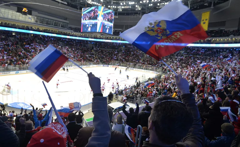 Болельщики сборной России по хоккею радуются заброшенной шайбе Болельщики сборной России по хоккею радуются заброшенной шайбе