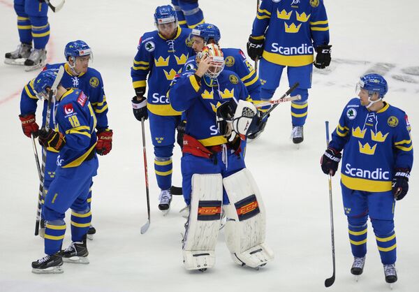 Хоккеисты сборной Швеции после поражения