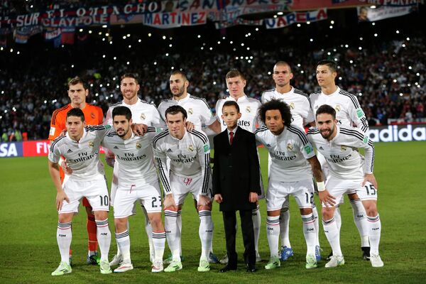 Футболисты Реала и сын короля Марокко Мухаммеда VI Мулай Хассан перед матчем