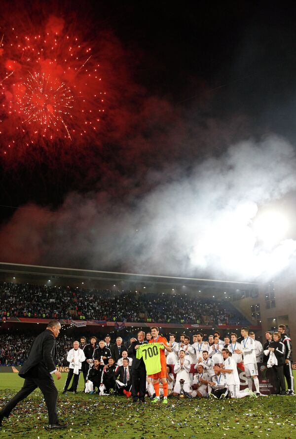 Футболисты Реала аплодируют вратарю команды Икеру Касильясу, проведшему 700-й официальный матч за команду