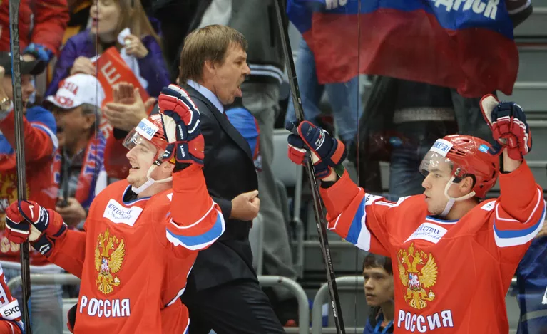 Главный тренер сборной России по хоккею Олег Знарок (второй справа) Главный тренер сборной России по хоккею Олег Знарок (второй справа)