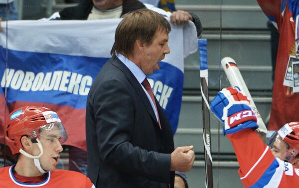 Главный тренер сборной России по хоккею Олег Знарок (в центре)