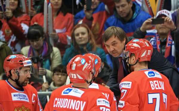 Олег Знарок (второй справа)
