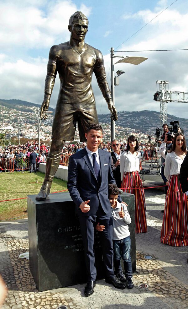 Статуя Криштиану Роналду в его родном городе Фуншале на острове Мадейра