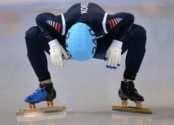 Корейский шорт-трекист Хан Бин Ли в полуфинальном забеге на 1000 метров на XXII зимних Олимпийских играх в Сочи