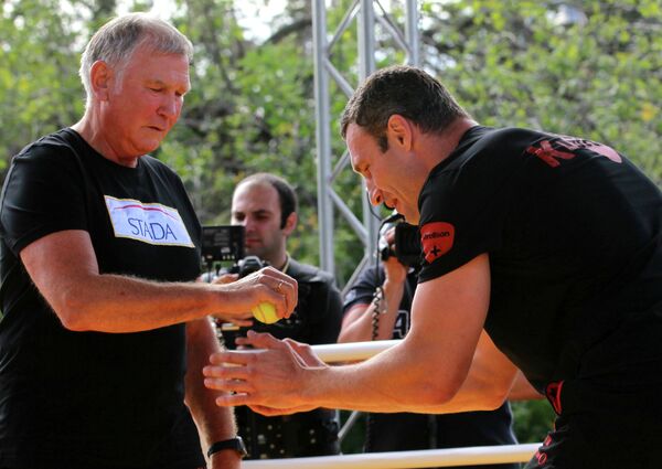 Украинский боксер Виталий Кличко (справа) и Фриц Здунек
