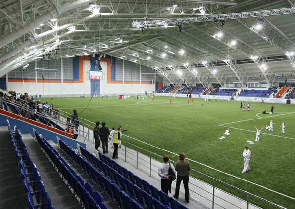 Первый крытый футбольный манеж за Уралом построен в рамках программы Развитие футбола в Российской Федерации на 2008–2015 годы