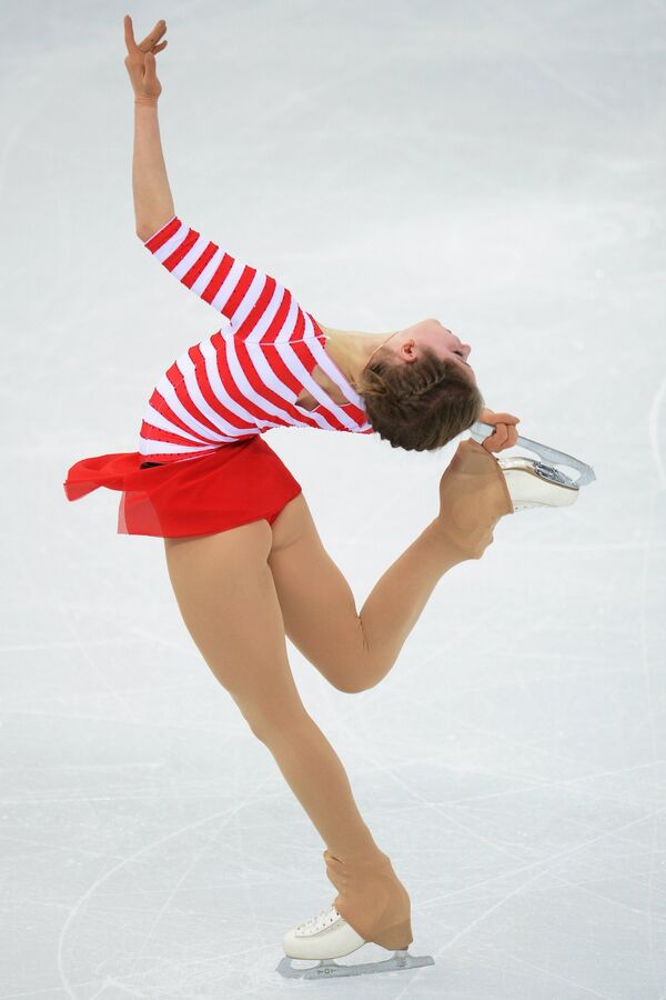 Юлия Липницкая выступает в короткой программе женского одиночного катания на чемпионате России