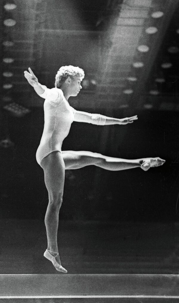 Советская гимнастка Лариса Латынина выполняет упражнение на бревне