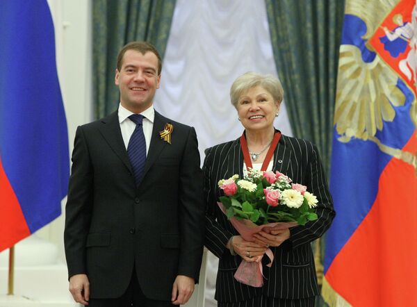 Дмитрий Медведев во время вручения ордена За заслуги перед Отечеством III степени Ларисе Латыниной