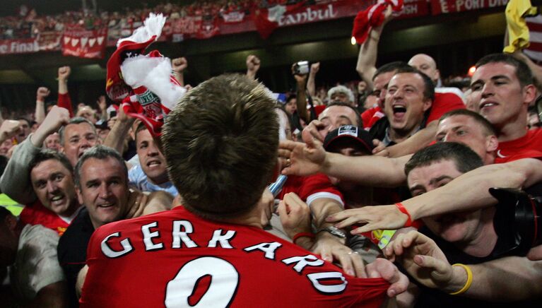 Полузащитник Ливерпуля Стивен Джеррард празднует победу в Лиге чемпионов 2004/05 с фанатами красных