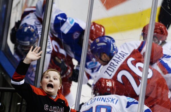 Юный болельщик на матче группового этапа молодежного чемпионата мира по хоккею между сборными командами России и Чехии