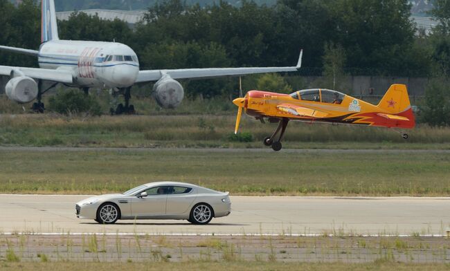 Суперкар Aston Martin и учебно-тренировочный самолет пилотажой группы Первый полет Як-54