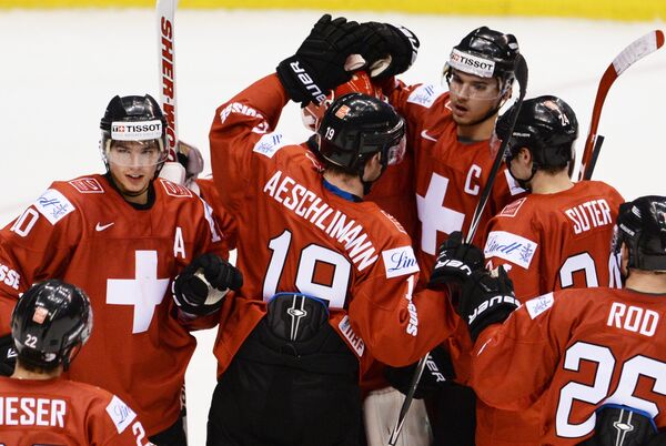 Хоккеисты молодежной сборной Швейцарии радуются победе