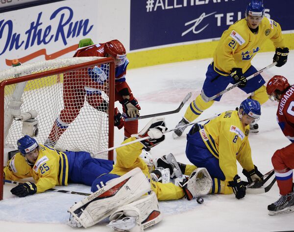 Опасный момент у ворот молодежной сборной Швеции.