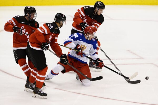 Игровой момент матча молодежных команд Канада - Россия