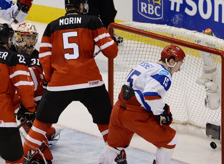 Форвард молодежной сборной России Анатолий Голышев (справа)