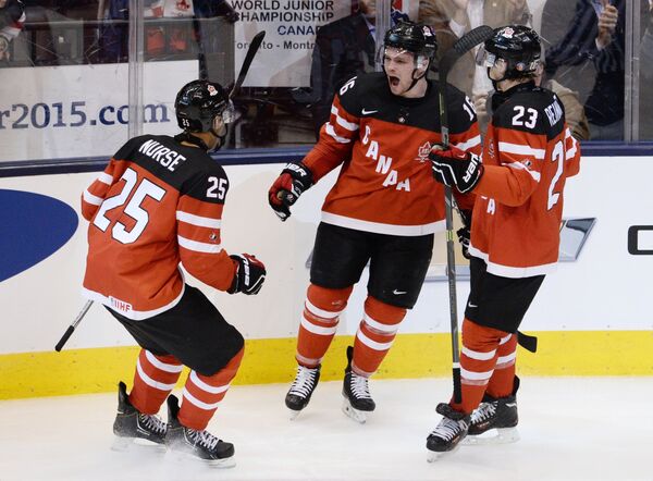 Хоккеисты молодежной сборной Канады Дарнелл Нурс, Макс Доми и Сэм Райнхарт (слева направо)