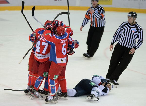 Андрей Миронов (справа) и хоккеисты ЦСКА