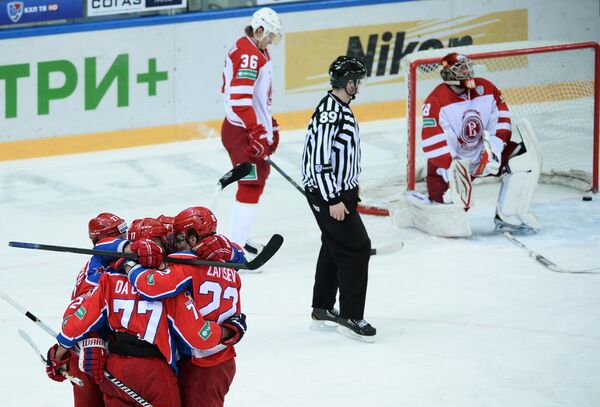 Хоккеисты ЦСКА радуются заброшенной шайбе в ворота Витязя