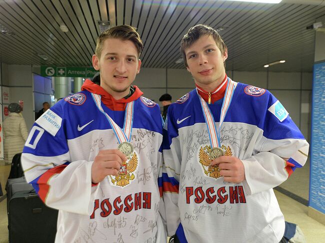 Хоккеисты молодежной сборной России Иван Фищенко и Денис Костин (справа налево)