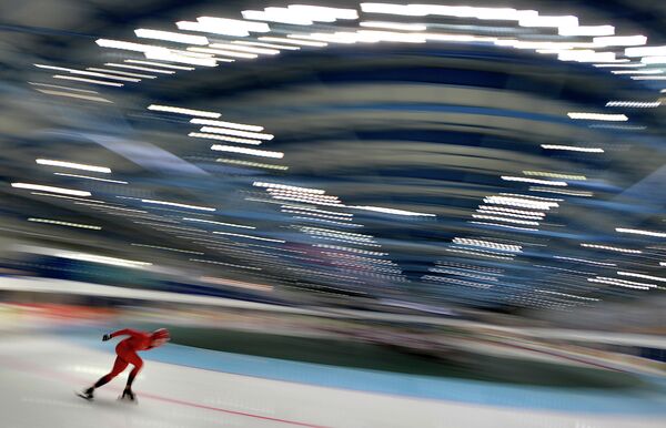 Конькобежец на чемпионате Европы в классическом многоборье в Челябинске