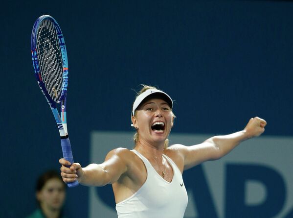 Мария Шарапова радуется победе в финальном матче теннисного турнира в Брисбене