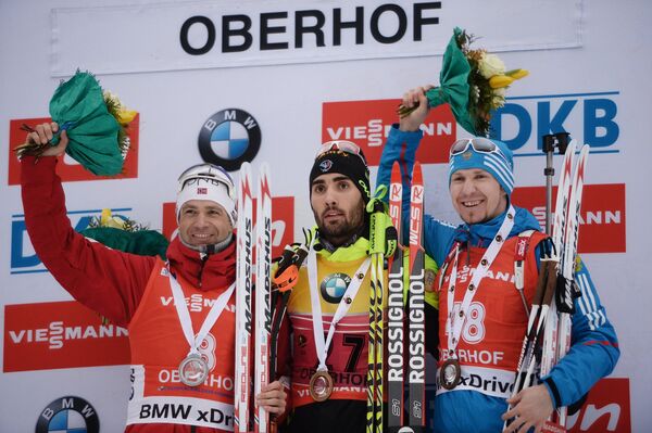 Уле Эйнар Бьерндален (Норвегия) – 2-е место, Мартен Фуркад (Франция) – 1-е место, Тимофей Лапшин – 3-е место (слева направо)