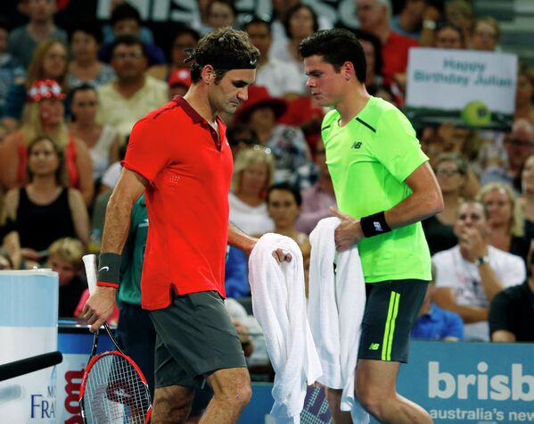 Роджер Федерер и Милош Раонич в финальном матче теннисного турнира в Брисбене