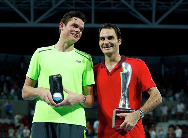 Милош Раонич и Роджер Федерер на церемонии награждения на теннисном турнире в Брисбене