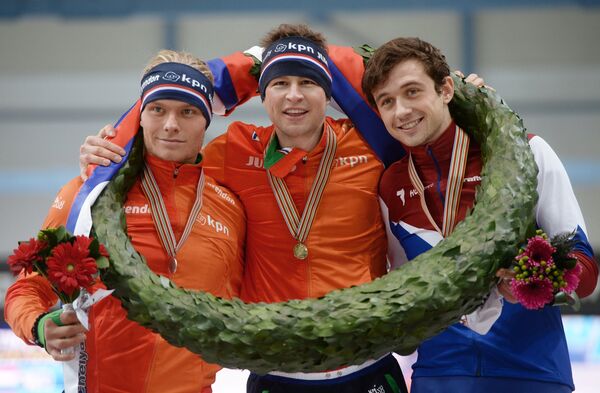 Кун Вервей (Нидерланды) - второе место, Свен Крамер (Нидерланды) - первое место, Денис Юсков (Россия) - третье место