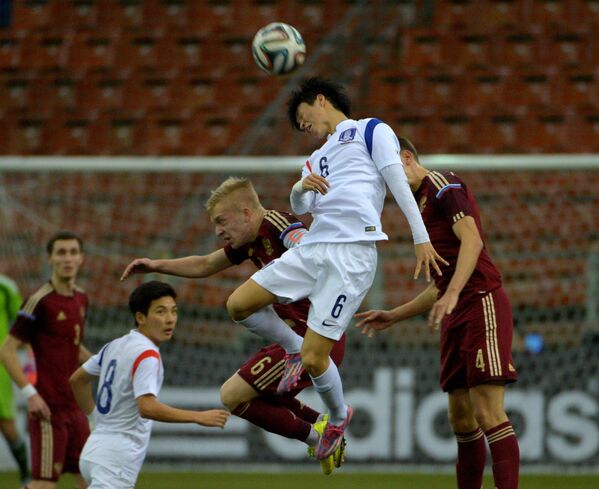 Игрок Южной Кореи Кан Дживун (на первом плане) и игрок России Даниил Ямщиков