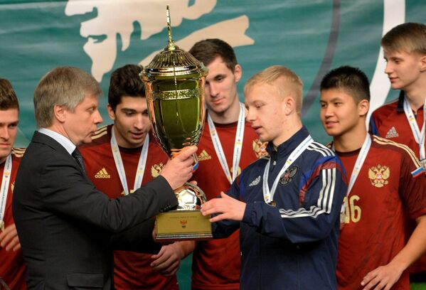 Президент Российского футбольного союза (РФС) Николай Толстых (слева) вручает кубок юношеской сборной России